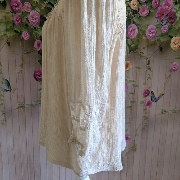 ~SOLD~ Lace and Crochet Blouse Size Medium - Picture 6 of 7